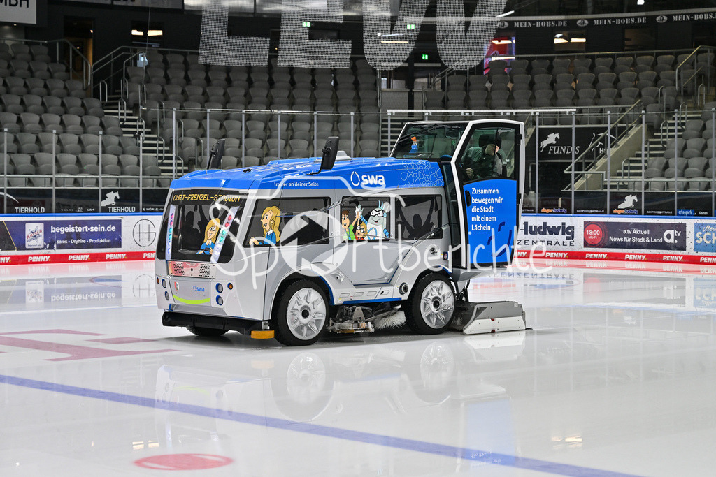 Augsburger Panther - Kölner Haie | AUGSBURG, GERMANY - 11. JANUARY: im Bild die Eismaschine bei der Arbeit / Zamboni vor dem Match zwischen den Augsburger Panthern und den Kölner Haien am 39. Spieltag der penny DEL im Curt Frenzel Stadion