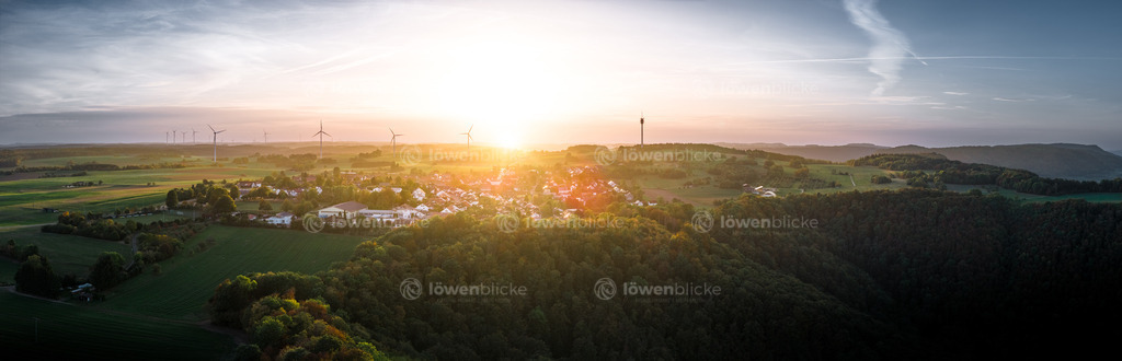Aufhausen mit Funkturm bei Sonnenuntergang | löwenblicke | shop
