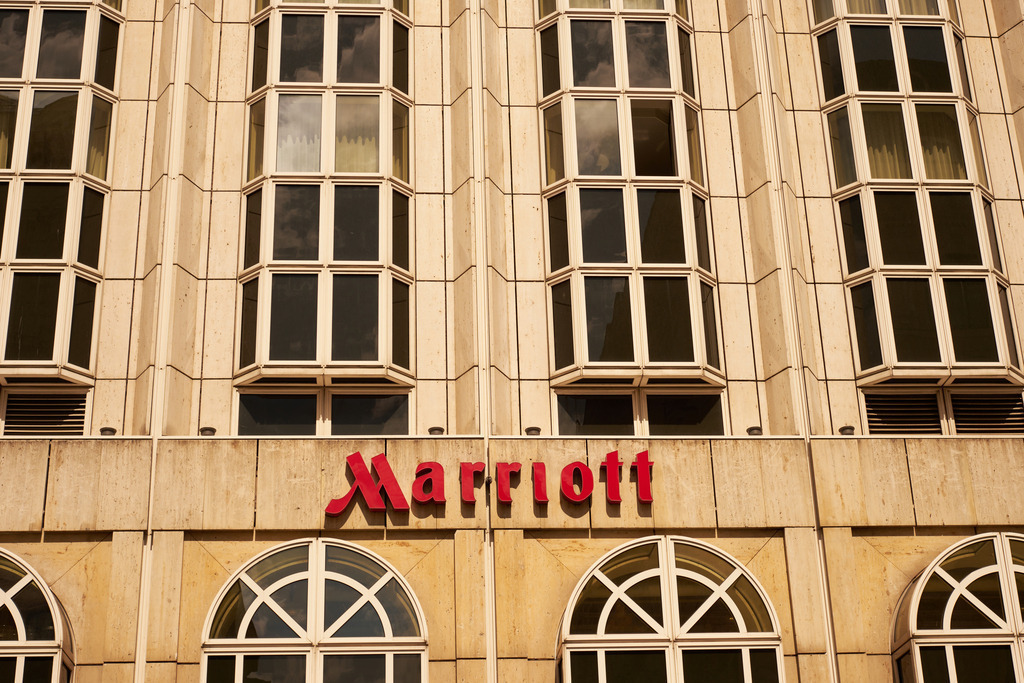 Ansicht Hotel Marriott mit Schriftzug | Wien, Austria - April 26, 2024: Ansicht Hotel Marriott mit Schriftzug. - Realisiert mit Pictrs.com