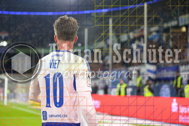 MSV Duisburg vs FC Hansa Rostock - 3. Liga | Duisburg, Deutschland, 03.10.25:   Christian Viet (MSV Duisburg) schaut waehrend des Spiels der 3. Liga MSV Duisburg vs FC Hansa Rostock in der schauinsland-reisen-arena(Foto von Brauer-Fotoagentur / Adrian Schlueter)