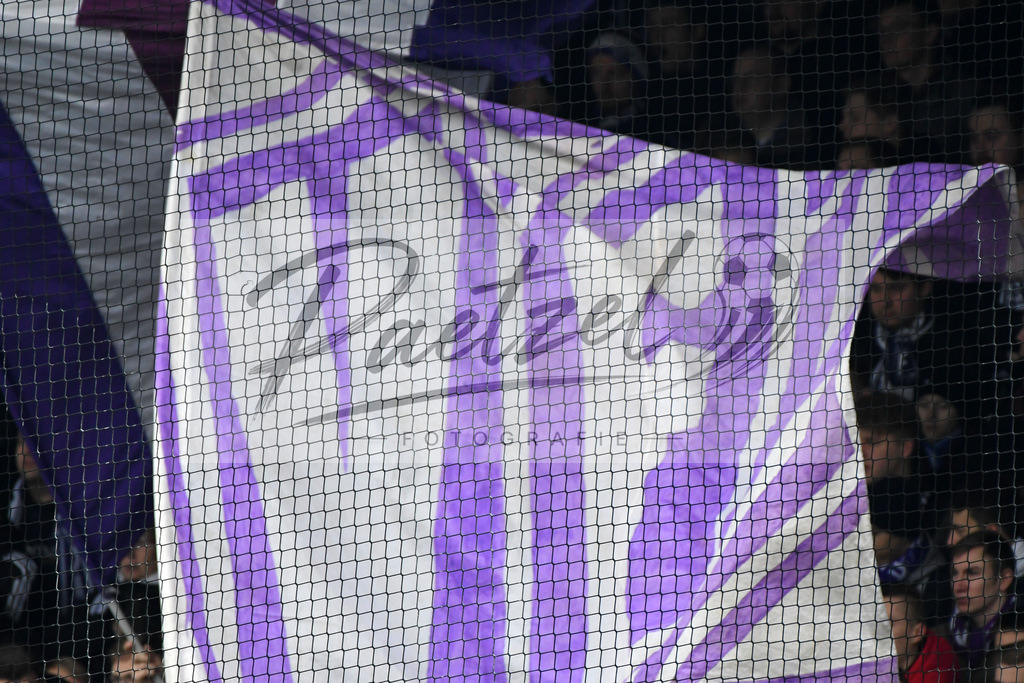 20200208_OSNFCN_0021 | Fußball, Herren: . Die Fans vom VfL Osnabrueck waehrend des Spiels der 2. Bundesliga zwischen VfL Osnabrueck und 1. FC Nuernberg im Stadion an der Bremer Bruecke am 08.02.2020 in Osnabrueck, Deutschland.DFB / DFL REGULATIONS PROHIBIT ANY USE OF PHOTOGRAPHS AS IMAGE SEQUENCES AND/OR QUASI-VIDEO. - Realisiert mit Pictrs.com