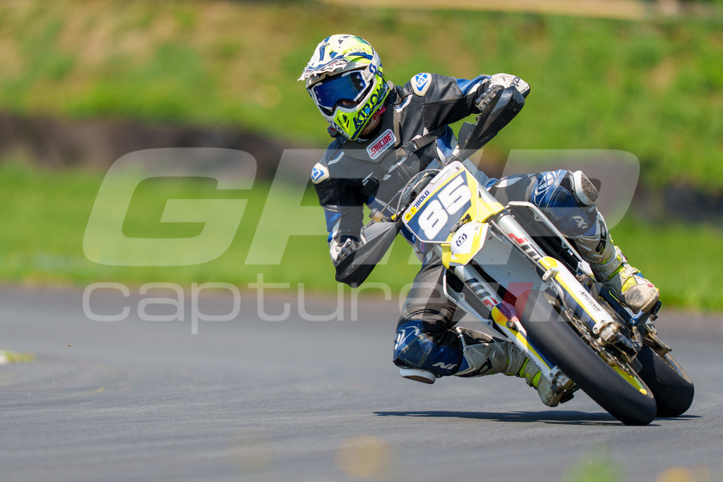 G-Cup + Supermoto Staatsmeisterschaft + Hungarian Supermoto Championship | GRIPcapture steht für authentische Sportfotografie in Österreich – für Momente, die mehr sind als Geschwindigkeit oder Ergebnis. Es geht um Emotion, Spannung, Fokus und den Augenblick, der oft nur einen Wimpernschlag dauert.Ob Motorsport, Teamsport oder 