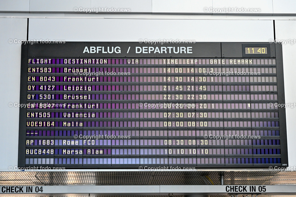 Flughafen Linz_ Linz Airport_ Linz-Hoersching_ 26.10.2023-2 | 26.10.2023, Linz Hoersching, AUT, Flughafen Linz, Linz Airport, im Bild Abflughalle, Check In, Automat