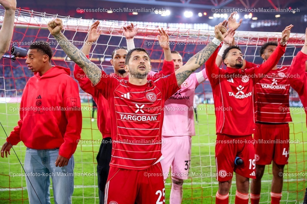 F9524042601065 | 24.04.2026, Fußball, Fortuna Düsseldorf - SC Dynamo Dresden, 2. Fußball Bundesliga, Herren, Merkur Spiel-Arena, 31. Spieltag, Saison 2025 2026: Abschlussjubel nach dem 3:0 Sieg für die Fortuna. Erleichterung Erleichterte Gesichter bei den Spielern. Matthias Zimmermann&nbsp;(Fortuna Düsseldorf #25) jubelnd  DFB regulations prohibit any use of photographs as image sequences and or quasi-video.