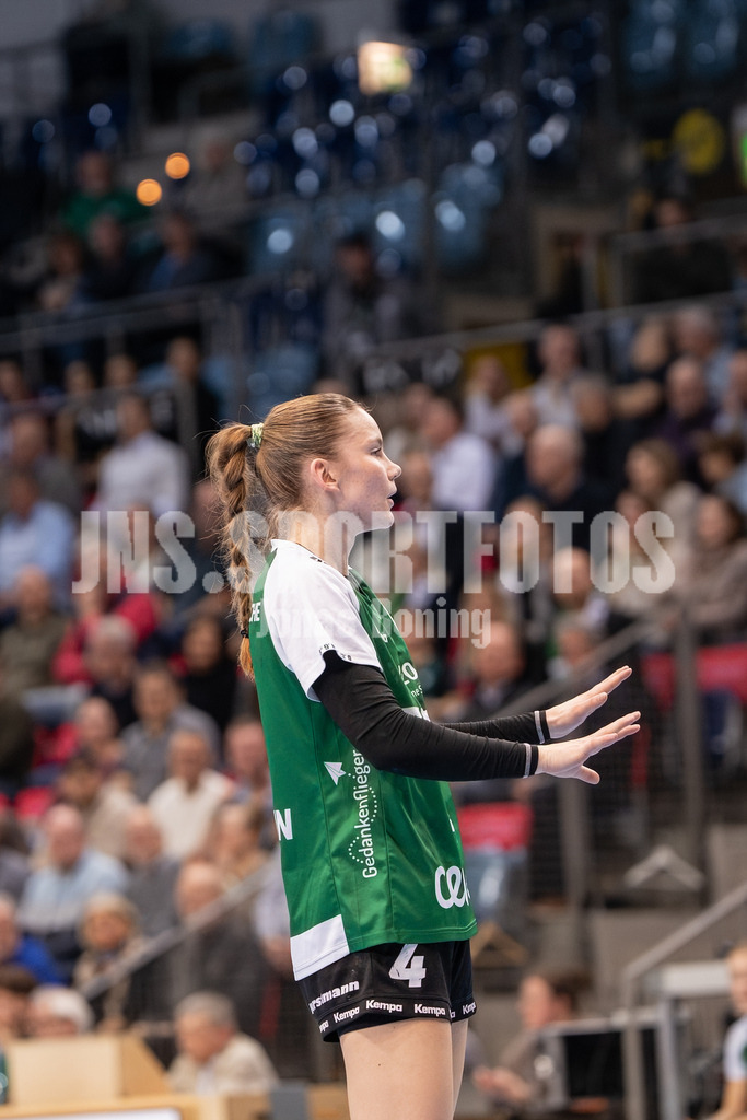 Handball I Frauen I Saison 2025-2026 I 1. HBF I 17. Spieltag I VFL Oldenburg - Thüringer HC I 0361 | Ruhe bewahren Toni-Luisa Reinemann (4, VfL Oldenburg) - Realisiert mit Pictrs.com