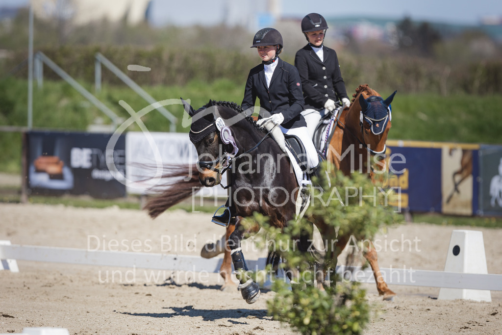 220418_L-Dressur-289 | Frühlingsfest der Pferde
Herford
18.April 2022
Dressurprfg. Kl.L* - Tr. L2ausw. geschlossen