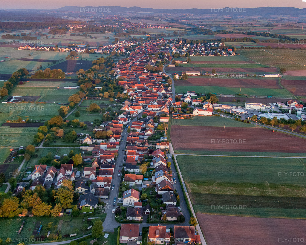 Luftbild: Dorfansicht am Morgen von Osten in Freckenfeld im Bundesland Rheinland-Pfalz in Deutschland. Foto: IMG_64504-Bearbeitet.jpg vom 04.05.2014 durch Werner Riehm/FLY-FOTO.deAuflösung des Originals: 4727 x 3787 px