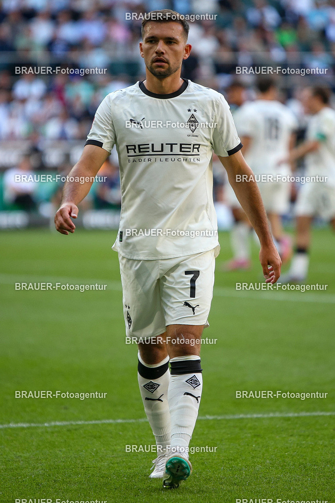 Borussia Mönchengladbach vs Hamburger SV - Bundesliga  | Mönchengladbach, Deutschland, 24.08.25:   Kevin Stöger (Borussia Mönchengladbach) schaut waehrend des Spiels der Bundesliga zwischen Borussia Mönchengladbach vs Hamburger SV im Stadion im Borussia Park(Foto von Brauer-Fotoagentur / Adrian Schlueter)