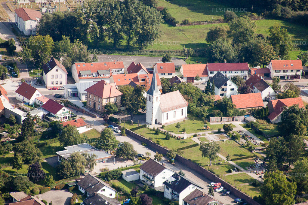 Luftbild: evang. Kirche im Ortsteil Hochstetten in Linkenheim-Hochstetten im Bundesland Baden-Württemberg in Deutschland. Foto: IMG_33246.jpg vom 05.09.2010 durch Werner Riehm/FLY-FOTO.de