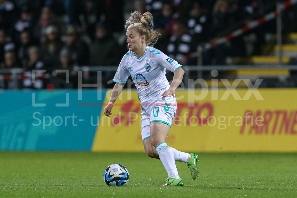 Fussball, Google Pixel Frauen-Bundesliga, Eintracht Frankfurt - SV Werder Bremen | v.li.: Ricarda Walkling (SV Werder Bremen, 13) am Ball, Freisteller, Einzelbild, Ganzkörper, Aktion, Action, Spielszene, DIE DFB-RICHTLINIEN UNTERSAGEN JEGLICHE NUTZUNG VON FOTOS ALS SEQUENZBILDER UND/ODER VIDEOÄHNLICHE FOTOSTRECKEN. DFB REGULATIONS PROHIBIT ANY USE OF PHOTOGRAPHS AS IMAGE SEQUENCES AND/OR QUASI-VIDEO.
