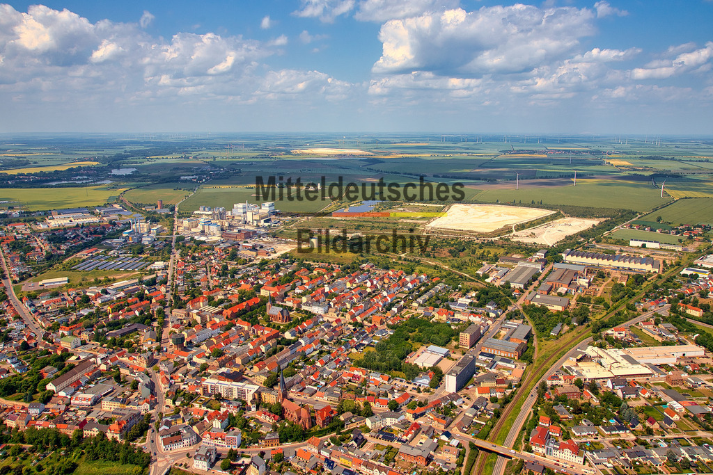 Staßfurt-Salzlandkreis-Luftbild-Sachsen-Anhalt_5204 | Die Luftaufnahmen zeigen Staßfurt aus unterschiedlichen Perspektiven. Sichtbar werden die geschwungene Bode, die historische Innenstadt mit ihrer Kirche sowie die für die Stadt typische Industrie- und Bergbauprägung. Die Bilder vermitteln einen umfassenden Eindruck der Kreisstadt im Salzlandkreis aus der Vogelperspektive. - Realisiert mit Pictrs.com