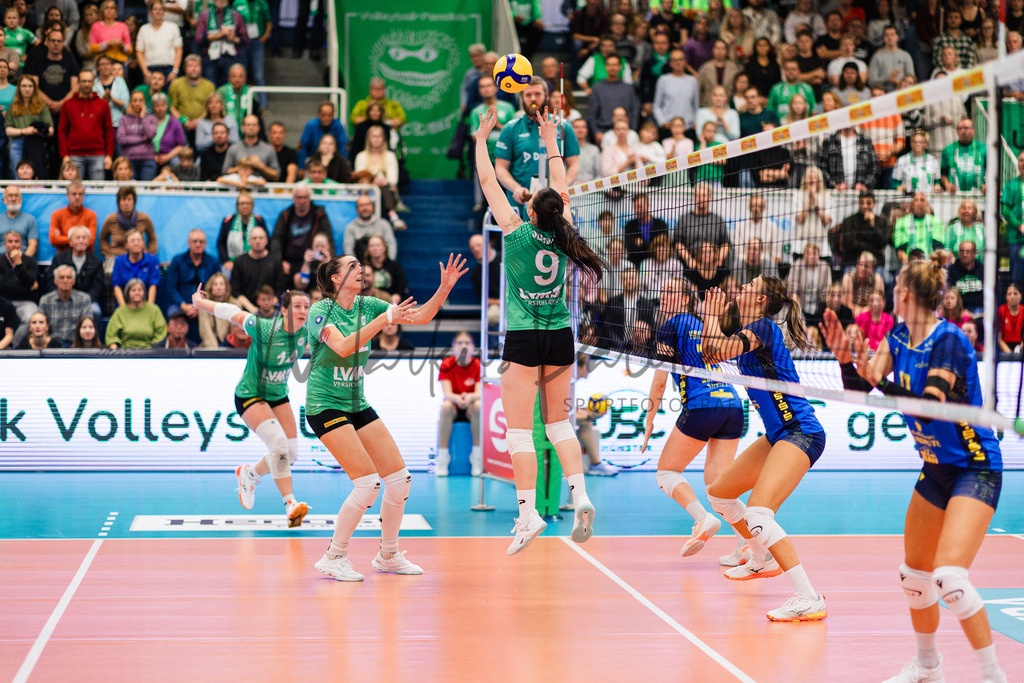 Volleyball, 1. Bundesliga Frauen, Hauptrunde, 1. Spieltag, Saison 2025/2026: USC Münster - SSC Palmberg Schwerin | 1. Bundesliga Frauen, Hauptrunde, 1. Spieltag, Saison 2025/2026, USC Münster empfängt SSC Palmberg Schwerin in der Sporthalle Berg Fidel in Münster. Foto: sportfotografie.ms | Markus Paletta - Realisiert mit Pictrs.com
