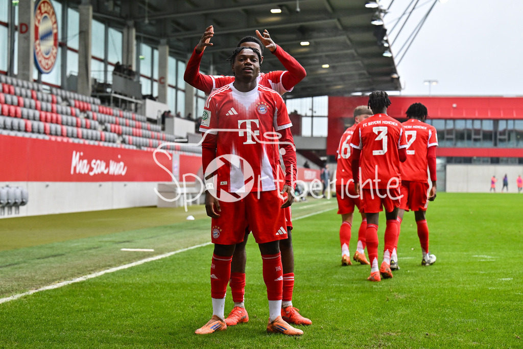 FC Bayern München - Hannover 96 | MUNICH, GERMANY - 15. FEBRUARY: Jubel der Bayern nach dem Treffer zum 3-1 durch Uzorchukwu EGWUATU (FC Bayern München U19 13) / Tor / Torschuetze / Freude / Happy während dem Spiel zwischen der U19 des FC Bayern München und der U19 von Hannover 96 am 2. Spieltag der Hauptrunde der U19-DFB-Nachwuchsliga am FC Bayern Campus