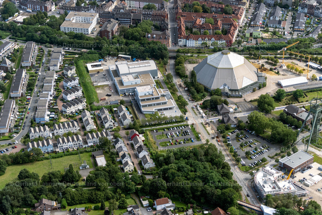 4050165 | OBERHAUSEN 25.08.2021 Gebäudekomplex des Weiterbildungs- und Bildungszentrums "Berufsförderungswerk der Bauindustrie NRW gGmbH" an der Vestische Straße in Oberhausen im Ruhrgebiet im Bundesland Nordrhein-Westfalen, Deutschland. // Building complex of the education and training center "Berufsfoerderungswerk der Bauindustrie NRW gGmbH" on Vestische Strasse in Oberhausen at Ruhrgebiet in the state North Rhine-Westphalia, Germany. Foto: Gerhard Launer