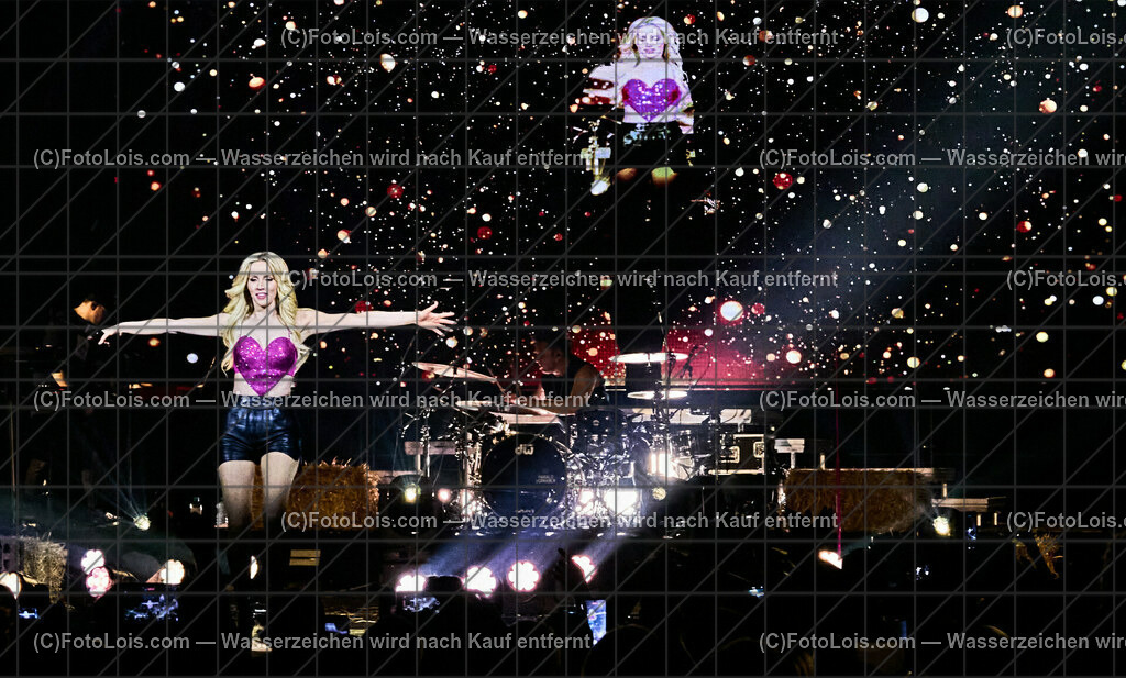 ALP5417_BergBauernTour-Konzert_Naschenweng Melissa | (C)FotoLois.com, Alois Spandl, BergBauernTour 2023 - Melissa Naschenweng, Tourstop in Wieselburg, Konzert im NV-Forum Wieselburg, Sa 8. April 2023.