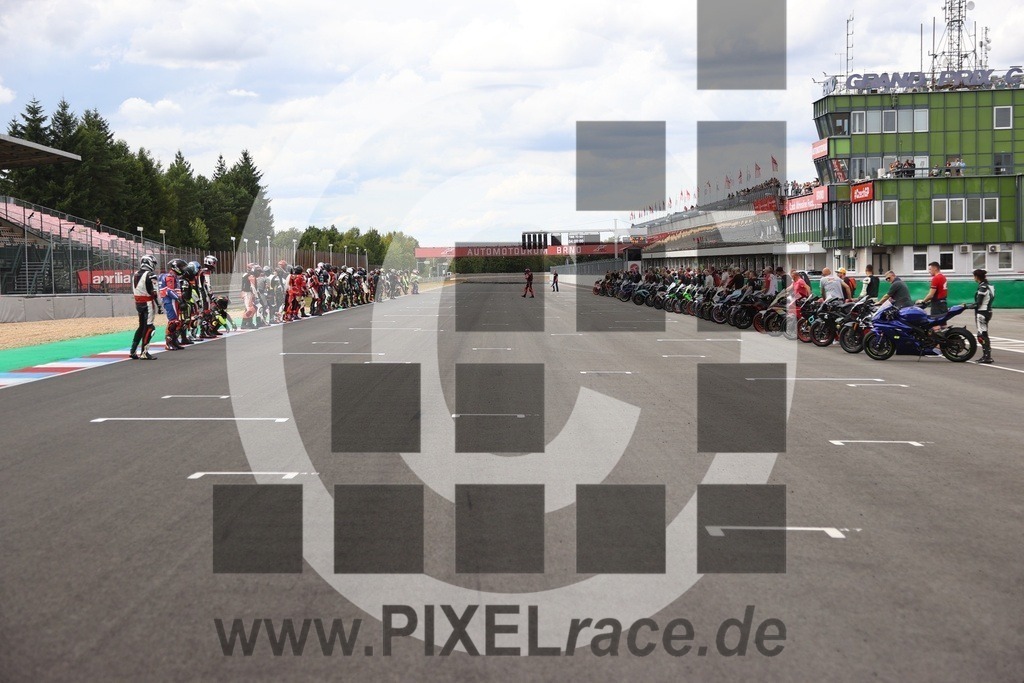 social-20250830_07225 | Schöne Erinnerungen an spannende Momente - das festzuhalten ist unser Job. PIXELrace.de ist seit 2003 auf den Rennstrecken Europas unterwegs um die Action draußen beim Fahren und die wunderbare Stimmung imm Fahrerlager für euch einzufangen.