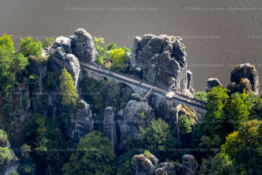 4060744 | RATHEN 07.09.2021 Brückenbauwerk der Basteibrücke vom Ferdinandstein in Rathen im Bundesland Sachsen. Die Bastei ist eine Felsformation mit Aussichtsplattform in der Sächsischen Schweiz am rechten Ufer der Elbe auf dem Gebiet der Gemeinde Lohmen zwischen dem Kurort Rathen und Stadt Wehlen. // Bridge construction of the Bastei Bridge in Rathen in the state Saxony. Foto: Gerhard Launer