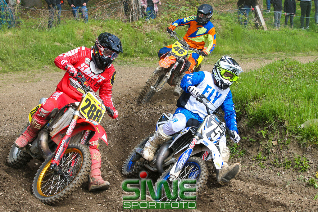 Motocross 1. Mai | Top-Sport beim 70. Motocross am Eyller Berg - Sidecar-Weltmeister am Start

Das 70. Motocross auf dem Eyller-Berg-Kurs bot den Motorsportfans zum Jubiläum ein hochkarätiges Sportprogramm. Der Motorclub Kamp-Lintfort hatte mit 3 Klassen ein volles Programm für den 1. Mai auf dem Plan. Die Rennen zur Europa offenen Deutschen Meisterschaft gab es gleich im im Doppelpack.
Als sportliches Highlight werden bei den Sidecars, wie die Seitenwagen international heißen, die besten deutschen Gespanne gegen internationale Topteams antreten.
In der Solodisziplin stehen die "Big Boys" der Open-DM am Start. - Realisiert mit Pictrs.com
