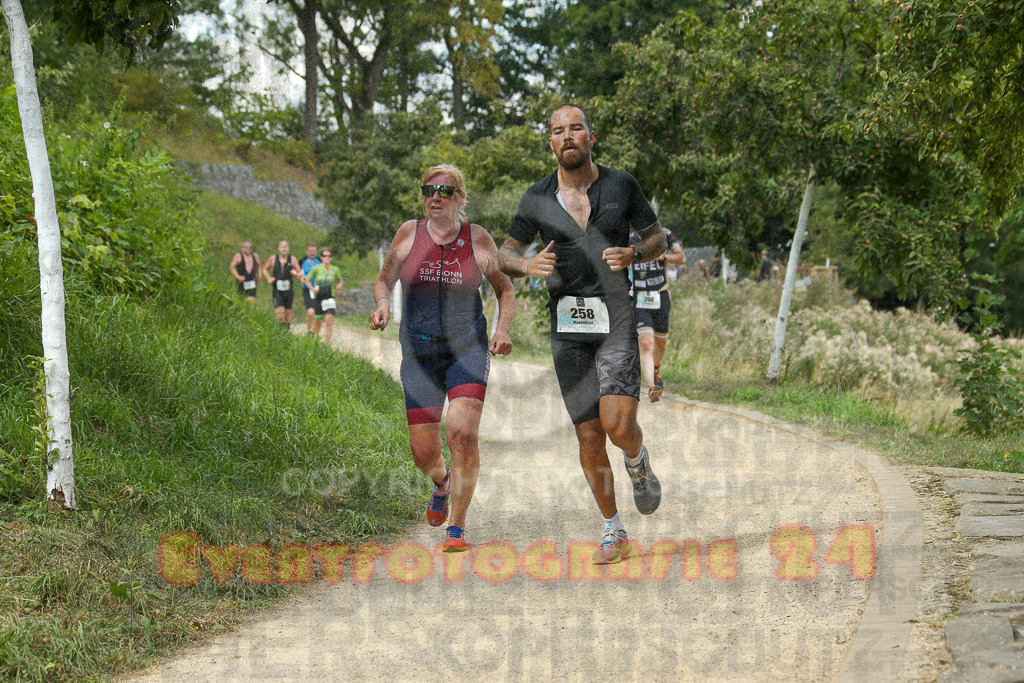 250824_1346_EX1_3611 | Sportfotografie im Rhein-Sieg Kreis, Köln, Bonn, NRW, Rheinland Pfalz, Hessen, etc. Unser Tätigkeitsfeld umfasst den Laufsport vom Volkslauf über den Marathon, Duathlon, Triathon bis zum Ultralauf wie Kölnpfad Ultra oder Schindertrail.