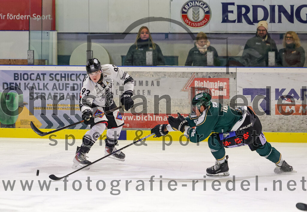 2025-11-25_070_TSV_Erding_gegen_EHF_Passau_Black_Hawks | Erding, Deutschland, 25.11.2025:Eishockey, Oberliga Süd 2025 / 2026, 20. Spieltag, TSV Erding gegen EHF Passau Black Hawks, Endergebnis: 2:3 n.V.Marian Bauer (EHF Passau Black Hawks, #93), Louis Trattner (Erding Gladiators, #7)Foto: Christian Riedel / fotografie-riedel.net