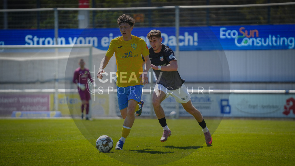 FFußball, Herren, Saison 2025/2026, Regionalliga Nordost, 31. Spieltag, FSV 63 Luckenwalde vs. FSV Zwickau, Sonntag 26.04.2026, Werner-Seelenbinder-Stadion Luckenwalde | Fußball, Herren, Saison 2025/2026, Regionalliga Nordost, 31. Spieltag, FSV 63 Luckenwalde vs. FSV Zwickau, Sonntag 26.04.2026, Werner-Seelenbinder-Stadion Luckenwalde, Im Bild: Len Neumann (l. Luckenwalde) und Lennert Möbius (r. Zwickau) - Realisiert mit Pictrs.com