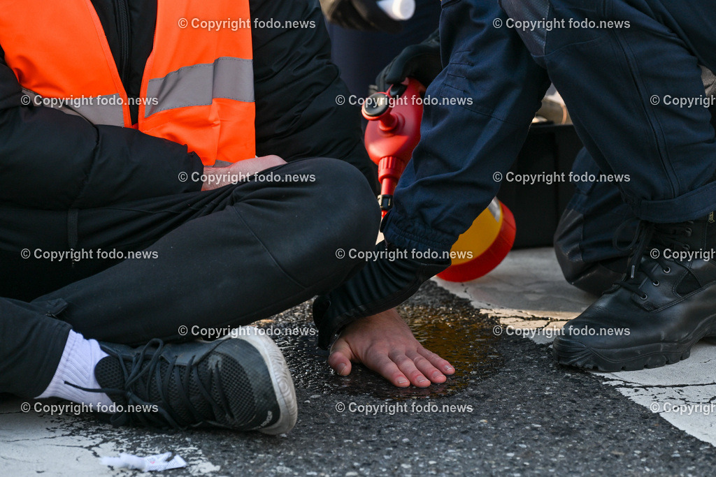  Klimagegner Linz Waldeggstrasse_ Klimakleber_ 20.03.2023-70 | 20.03.2023, Linz, AUT, Klimagegner Linz Klimakleber, im Bild Klimagegner kleben auf der Strasse, Linz Waldeggstrasse, Polizei, Verkehr, Zebrastreifen, Fussgaengeruebergang, Transparent, Demo, Klimawandel