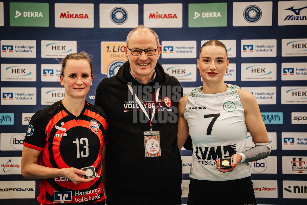 Volleyball | Frauen | Saison 2025/2026 | Volleyball Bundesliga | ETV Hamburger Volksbank Volleys vs. USC Münster | 22.01.2026 | MVP des Spiels v.l. Kathleen Weiß (#13, ETV Hamburger Volksbank Volleys), Frank Fechner (1. Vorsitzender ETV Hamburg) und Elena Kömmling (#7, USC Münster)
