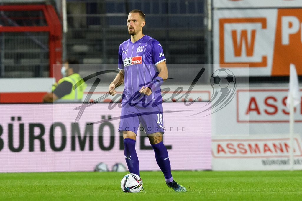OSNVKO2021090620210906_141 | Fussball, Herren: Maurice Trapp (VfL Osnabrueck) in Aktion, am Ball, Einzelaktion beim Spiel der 3. Liga zwischen VfL Osnabrueck und FC Viktoria Koeln im Stadion an der Bremer Bruecke am 06.09.2021 in Osnabrueck, Deutschland.DFB / DFL REGULATIONS PROHIBIT ANY USE OF PHOTOGRAPHS AS IMAGE SEQUENCES AND/OR QUASI-VIDEO. - Realisiert mit Pictrs.com