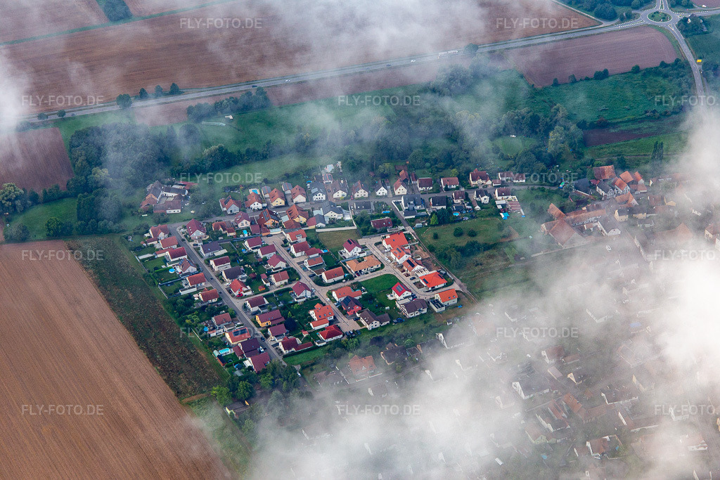 Luftbild: Ortschaft von Nordosten unter Wolken in Barbelroth im Bundesland Rheinland-Pfalz in Deutschland. Foto: IMG_142901.jpg vom 03.08.2024 durch Werner Riehm/FLY-FOTO.de