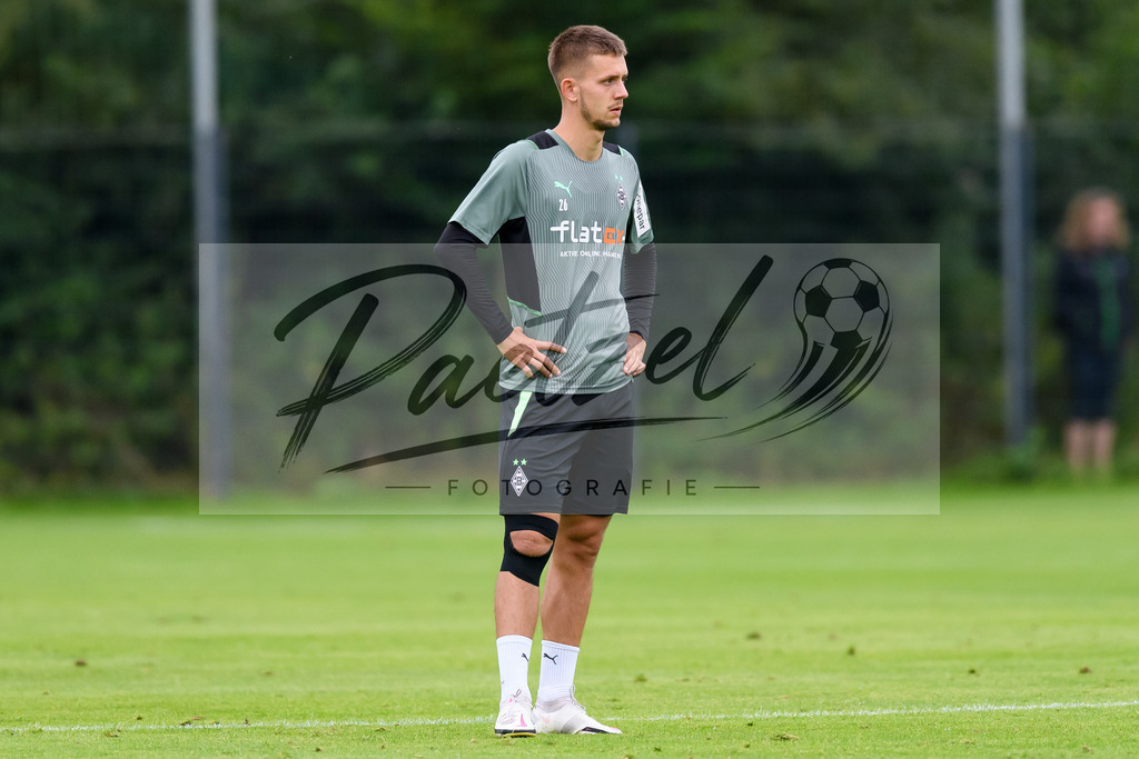 TRABMG20210719_072 | Fussball, Herren: Torben Muesel (Borussia Moenchengladbach) schaut beim Training von Borussia Moenchengladbach waehrend des Trainingslagers auf dem Trainingsplatz am Hotel Klosterpforte am 19.07.2021 in Harsewinkel, Deutschland. - Realisiert mit Pictrs.com