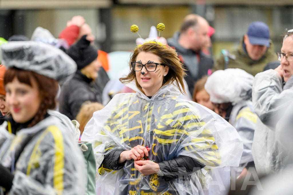 _DWA2602 | Trotz Nieselregen schlängelte sich der „Gaudiwurm“ am Sonntag durch die Nürnberger Innenstadt an tausenden Faschingsfans vorbei.  Nürnberg, 11.02.2024 - Realisiert mit Pictrs.com