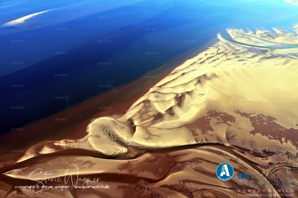 Luftbilder Sandbänke Norderoogsand, Japsand, Süderoogsand | Der Außensand wird im Norden durch das Rummelloch vom Norderoogsand und im Süden vom Heverstrom begrenzt.Süderoogsand „wandert“ bis zu 40 m pro Jahr nach Osten und fällt im Osten flach ab, wobei er ohne sichtbare Grenze in das Sandwatt übergeht. Im Westen können unter günstigen Bedingungen zeitweise kleine Dünen entstehen.