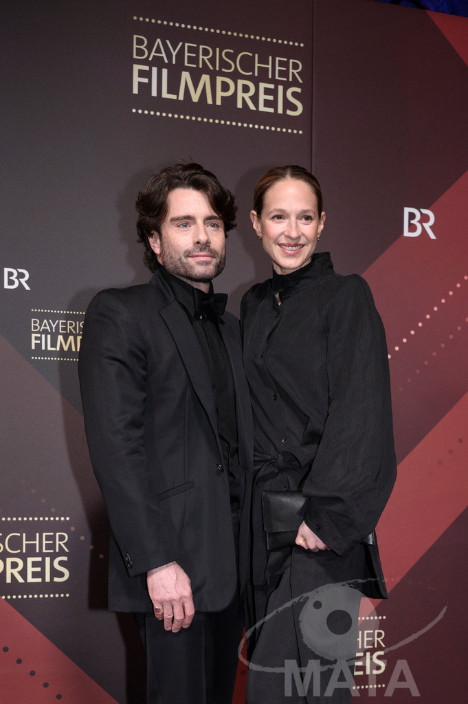 _DWI5121 | Florian Jahr und Lisa Bitter bei der Verleihung des 47. Bayerischen Filmpreises 2026  im Prinzregententheater. München, Deutschland. Der Bayerische Filmpreis wird seit 1979 von der Bayerischen Staatsregierung verliehen, um die Bedeutung des Kinofilms als Kulturgut herauszustellen - Realisiert mit Pictrs.com