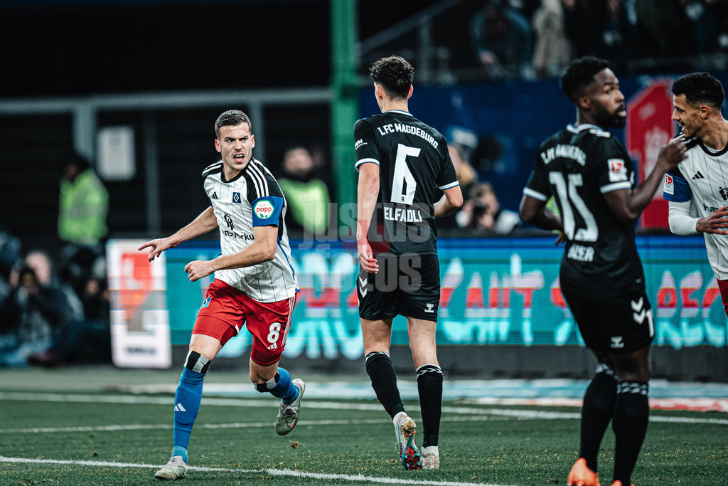 Fußball | Männer | Saison 2023/2024 | 2. Fußball-Bundesliga | 12. Spieltag | Hamburger SV vs. 1. FC Magdeburg | 04.11.2023 | Laszlo Benes (#8, HSV) schießt das erste Tor des Spiels und jubelt