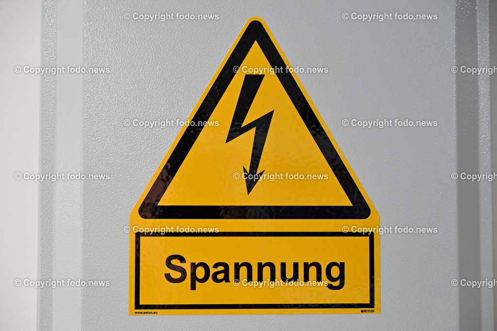 Labor_ Forschung_31.07.2025-2 | 31.07.2025, LINZ, AUT, Labor, Forschung, im Bild Themenbild, Technologie, Spannung, Strom, Energie, Schild, Warnung, Hinweis, Vorsicht, Blitz, Feature, Symbolbild