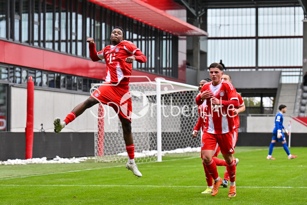 FC Bayern München - Berliner Athletik Klub | MUNICH, GERMANY - 21. FEBRUARY: Jubel der Bayern nach dem Treffer zum 3-1 durch Allen LAMBE (FC Bayern München U19 8) / Tor / Torschuetze / Freude / Happy während dem Spiel zwischen der U19 des FC Bayern München und der U19 des Berliner Athletik Klubs am 3. Spieltag der DFB-U19 Nachwuchsliga am FC Bayern Campus