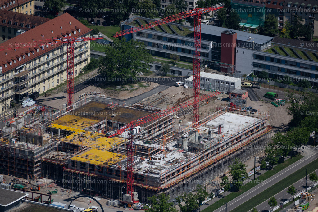 4033027 | FREIBURG IM BREISGAU 30.06.2020 Baustelle für einen Erweiterungs- Neubau der Kinder- und Jugendklinik auf dem Klinikgelände des Krankenhauses " Universitätsklinikum Freiburg " an der Hugstetter Straße im Ortsteil Stühlinger in Freiburg im Breisgau im Bundesland Baden-Württemberg, Deutschland. Weiterführende Informationen bei: Albert Wimmer ZT-GmbH,  Architects Collective ZT-GmbH,  Gassmann + Grossmann Baumanagement GmbH,  Initiative für unsere Kinder- und Jugendklinik Freiburg e.V.,  Landesbetrieb Vermögen und Bau Baden-Württemberg,  MOSER GmbH &amp; Co. KG,  RRP Architekten + Ingenieure GbR,  Universitätsklinikum Freiburg,  b.i.g. gruppe management gmbh. // Construction site for a new extension to the hospital grounds " Universitaetsklinikum Freiburg " in the district Stuehlinger in Freiburg im Breisgau in the state Baden-Wurttemberg, Germany. Further information at: Albert Wimmer ZT-GmbH,  Architects Collective ZT-GmbH,  Gassmann + Grossmann Baumanagement GmbH,  Initiative fuer unsere Kinder- und Jugendklinik Freiburg e.V.,  Landesbetrieb Vermoegen und Bau Baden-Wuerttemberg,  MOSER GmbH &amp; Co. KG,  RRP Architekten + Ingenieure GbR,  Universitaetsklinikum Freiburg,  b.i.g. gruppe management gmbh. Foto: Gerhard Launer