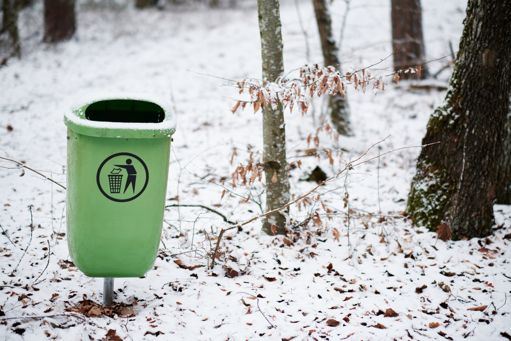grüner Papierkorb neben einem Waldweg | Rauchwart, Austria - January 24, 2022: grüner Papierkorb neben einem Waldweg. - Realisiert mit Pictrs.com