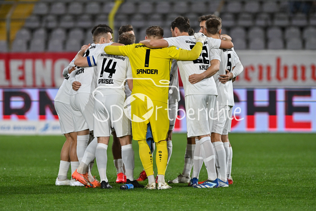 FC Bayern Amateure - TSV Schwaben Augsburg | Das Team der Gaeste motiviert sich nochmal vor der Partie / Regionalliga Bayern: FC Bayern Muenchen II - TSV Schwaben Augsburg, Gruenwalder Stadion am am 25.10.2024