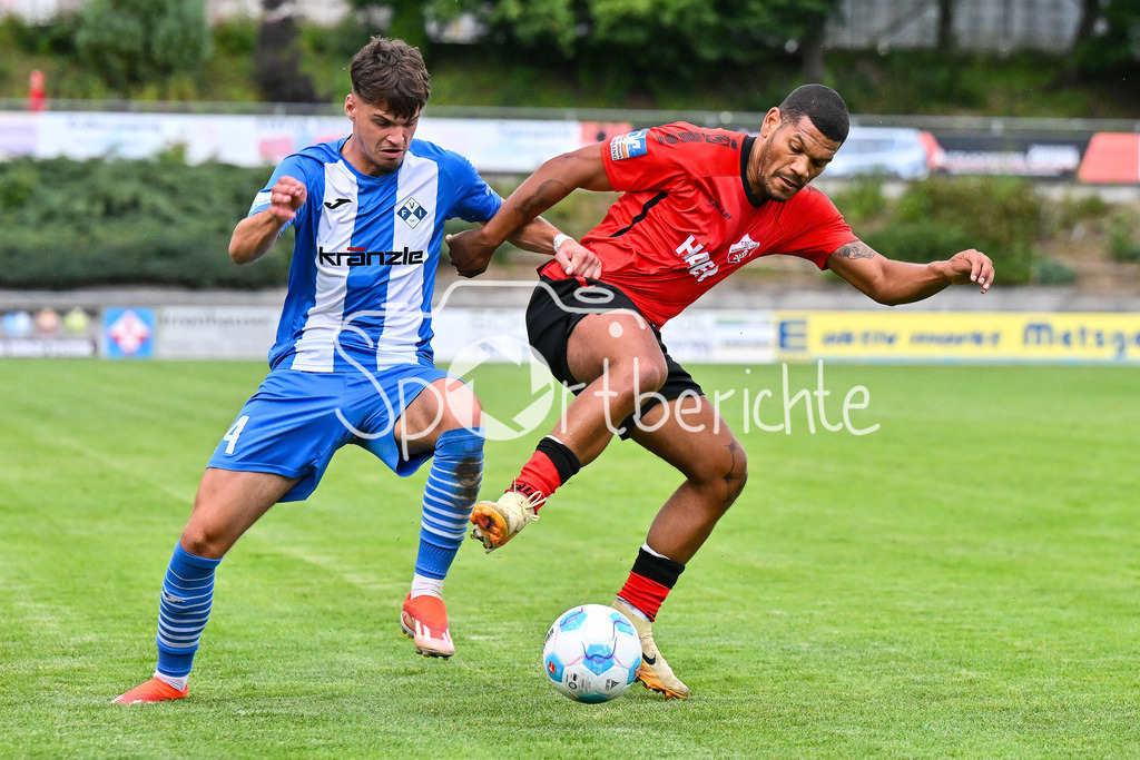 TSV Aindling - FV Illertissen | im Duell Uros MICIC (Illertissen 14) mit Dominic ROBINSON (Aindling 5) / Zweikampf / Verbandspokal Bayern: TSV Aindling - FV Illertissen, TSV Aindling Hauptplatz am 05.08.2025