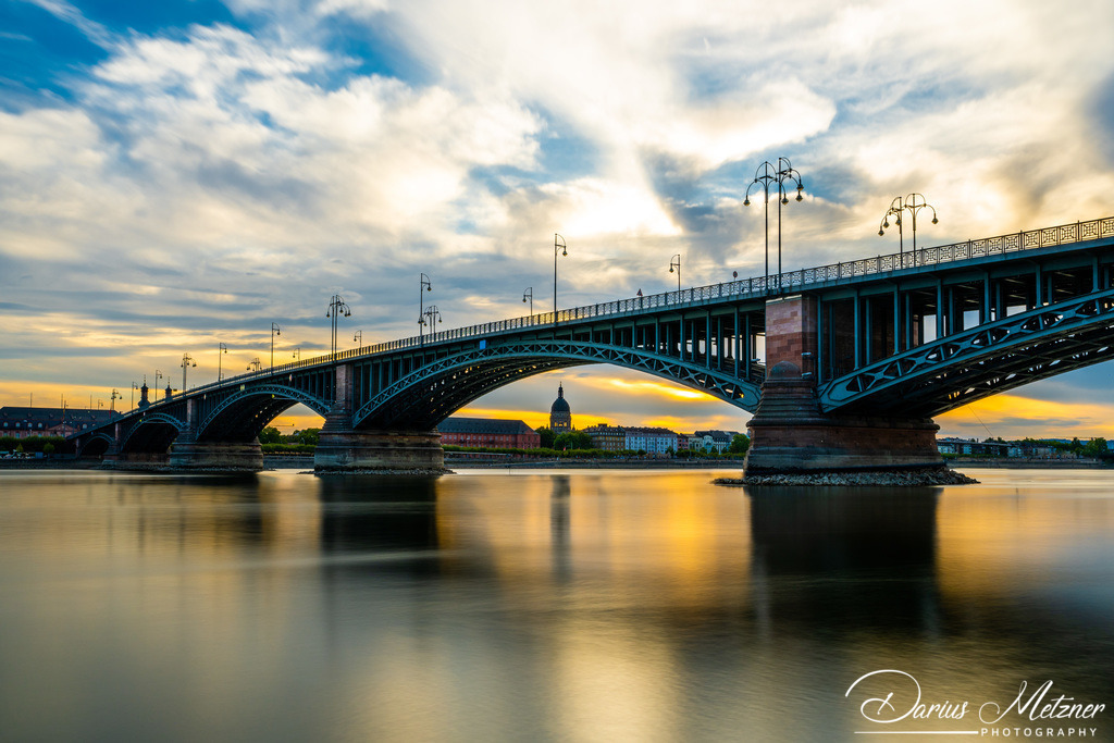 Theodor-Heuss-Brücke in Mainz | Die Theodor-Heuss-Brücke verbindet über den Rhein die Landeshauptstadt Mainz mit dem Ortsbezirk Mainz-Kastel von Wiesbaden. 