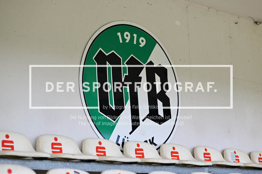 Fußball I Herren I Saison 2024-2025 I Regionalliga Nord I 25. Spieltag I VfB Lübeck - SSV Jeddeloh I 15311 | Symbol, Symbolfoto, Symbolbild, Sinnbild, Bildsymbol, Darstellung, Signum: Logo, Banner, Wappen, Vereinsfarbe, Vereinswappen, Vereinslogo,  Fähnchen, Flagge, Fahne, VfB Lübeck  - Realisiert mit Pictrs.com