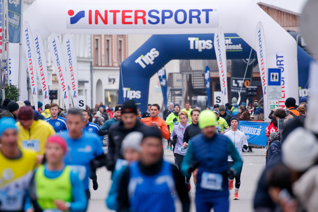 AW_20231231awmac8401 | WELS, 31.12.2023, Sparkasse Silvesterlauf Wels 2023 , Image shows: Photo: WAPICS / Andreas Willdoner