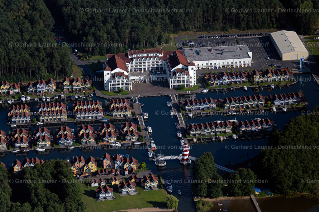 4062396 | RHEINSBERG 08.09.2021 Gebäudekomplex der Hotelanlage Maritim Hafenhotel Rheinsberg in Rheinsberg am Ufer des Rheinsberges Sees im Bundesland Brandenburg, Deutschland. // Building complex of the hotel complex Maritim Hafenhotel Rheinsberg in Rheinsberg on the bank of the Rheinsberg lake in the state of Brandenburg, Germany. Foto: Gerhard Launer