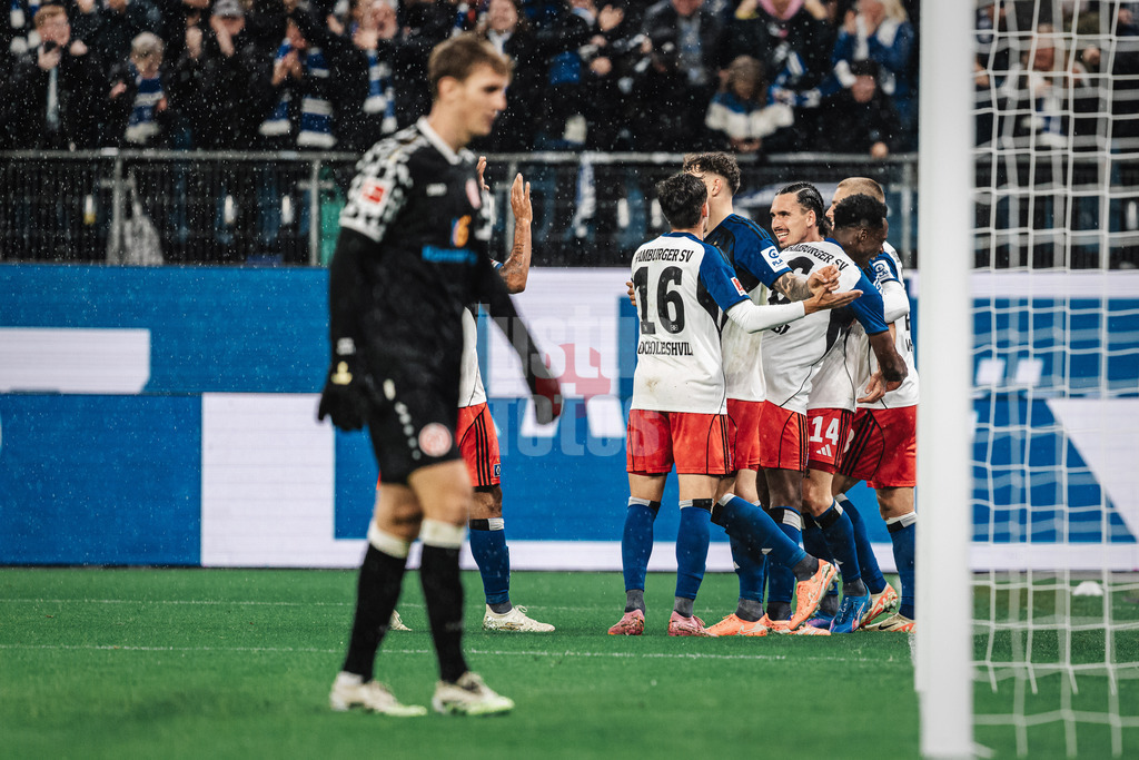 Fußball | Männer | Saison 2025/2026 | 1. Fußball-Bundesliga | 6. Spieltag | Hamburger SV vs. 1. FSV Mainz 05 | 05.10.2025 | In der Mitte Torschütze Rayan Philippe (#14, HSV) jubelt nach seinem 4:0 Tor