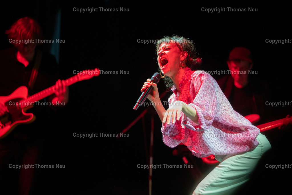 DSC_0290 | Im Parktheater Bensheim fand am 28. März 2026 die Verleihung des Eysoldt-Rings 2025 statt – eine der bedeutendsten Auszeichnungen für Schauspielkunst im deutschsprachigen Raum. Der Preis ging an Thomas Schmauser, der für seine herausragende darstellerische Leistung geehrt wurde.Im Rahmen der Veranstaltung wurde außerdem der Kurt-Hübner-Regiepreis an Fritzi Wartenberg verliehen, die für ihre besondere künstlerische Handschrift und Regiearbeit ausgezeichnet wurde.Musikalischer Teil war Katharina Bach mit ihrer Band "Bitchboy" ,Bild: Thomas Neu