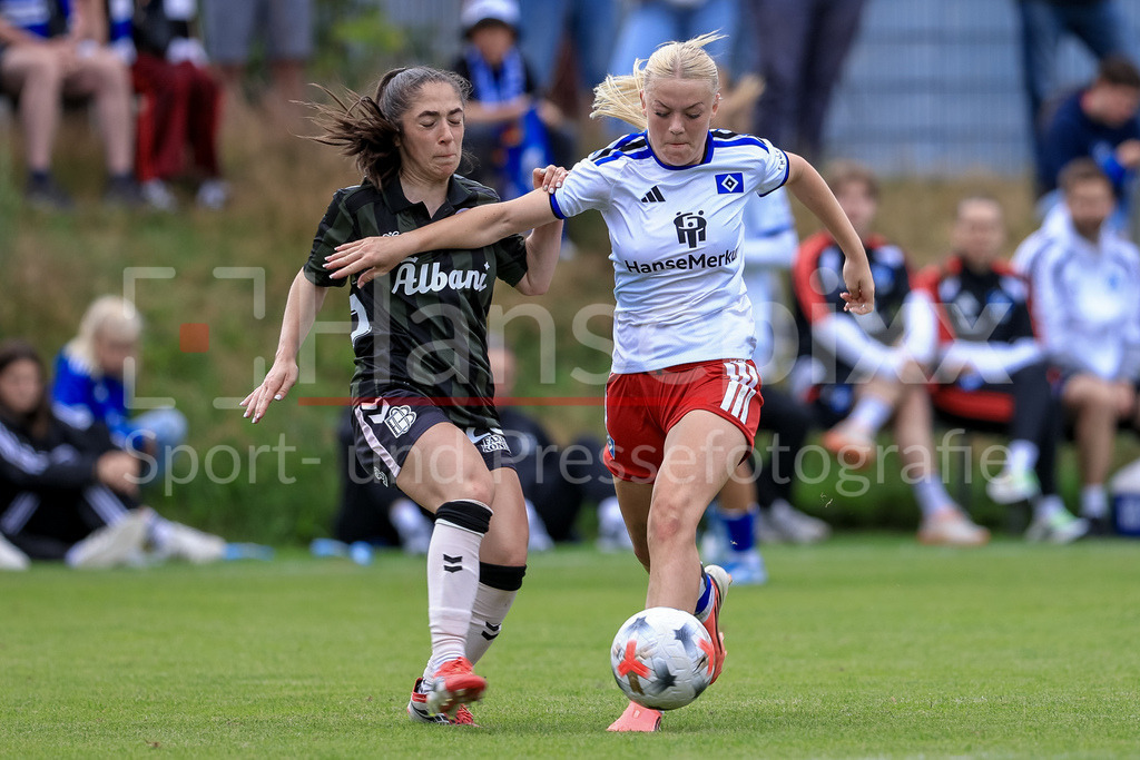 Fussball, Testspiel Frauen, Hamburger SV - Odense BK | v.li.: Emma Ilijoski (Odense BK, 26) und Lena Martens (Hamburger SV, 18) im Zweikampf, Duell, Dynamik, Aktion, Action, Spielszene