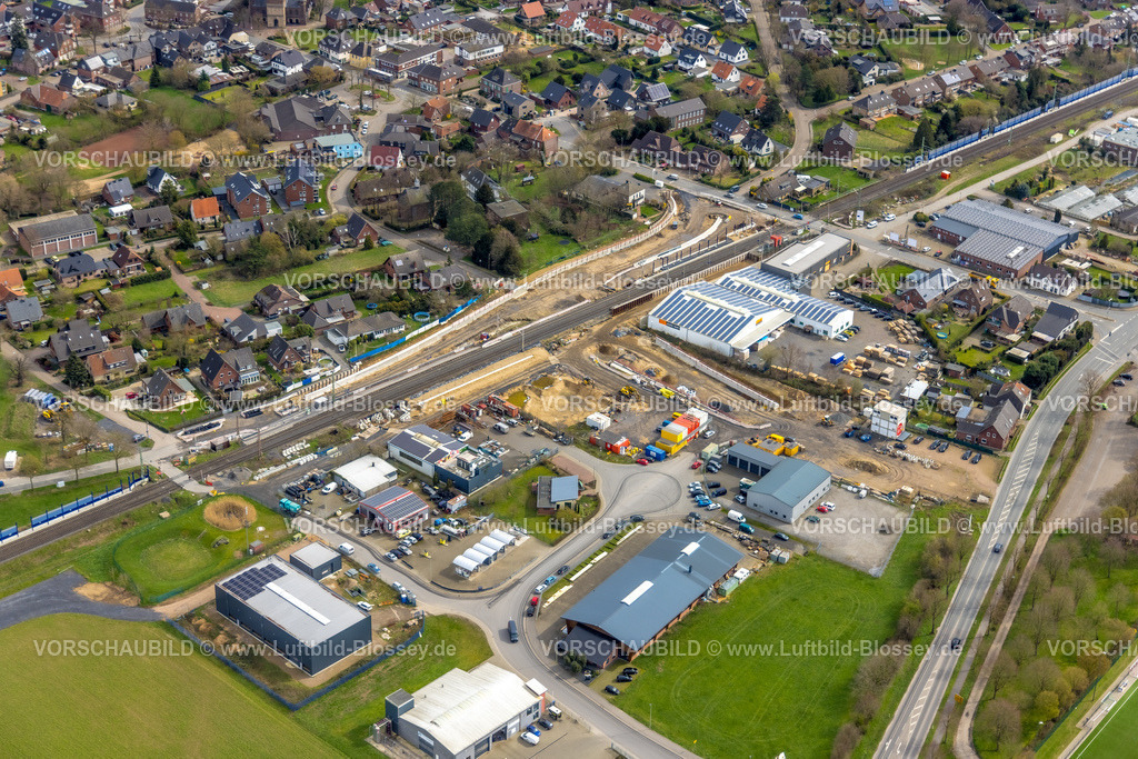 Rees230300725Betuwe | Luftbild, Ausbau der Betuwe Linie zwischen Ruhrgebiet und den Niederlanden im Bereich Rees Haldern zur dreigleisigen Bahnstrecke, , alle beschrankten Bahnübergänge werden entfallen oder durch Über- oder Unterführungen ersetzt werden. Vor allem ist die Ausbaumaßnahme für die Bahn mit der Verpflichtung verbunden, nunmehr Lärmschutz für die betroffenen Menschen zu gewähren. Stockum, Rees-Haldern, Niederrhein, Ruhrgebiet, Nordrhein-Westfalen, Deutschland