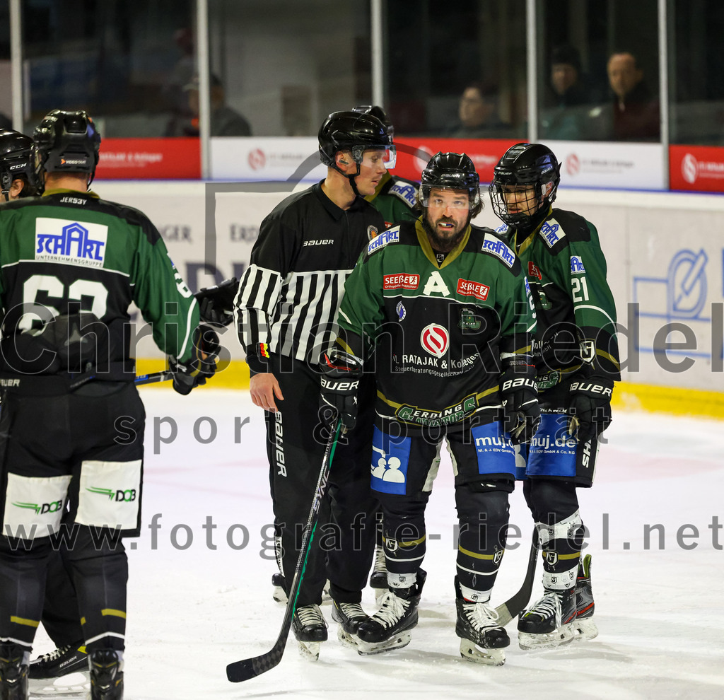 2023-03-10_036_TSV_Erding_gegen_TEV_Miesbach | Erding, Deutschland, 10.03.2023:
Eishockey, Bayernliga Playoffs 2022 / 2023, Halbfinale, TSV Erding gegen TEV Miesbach, Endergebnis: 2:0

Rudolf Lorenz (Erding Gladiators, #91), Erik Modlmayr (Erding Gladiators, #21)

Foto: Christian Riedel / fotografie-riedel.net