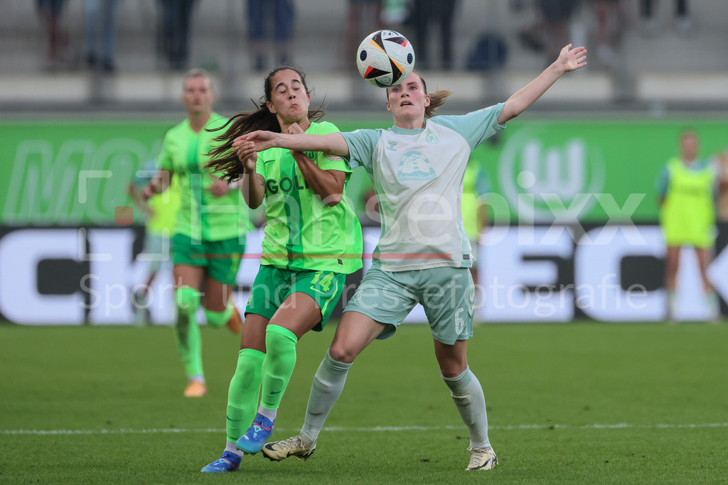 Fussball, Google Pixel Frauen-Bundesliga, VfL Wolfsburg - SV Werder Bremen | v.li.: Nuria Rabano (VfL Wolfsburg, 14) und Reena Wichmann (SV Werder Bremen, 6) im Zweikampf, Duell, Dynamik, Aktion, Action, Spielszene, DIE DFB-RICHTLINIEN UNTERSAGEN JEGLICHE NUTZUNG VON FOTOS ALS SEQUENZBILDER UND/ODER VIDEOÄHNLICHE FOTOSTRECKEN. DFB REGULATIONS PROHIBIT ANY USE OF PHOTOGRAPHS AS IMAGE SEQUENCES AND/OR QUASI-VIDEO.